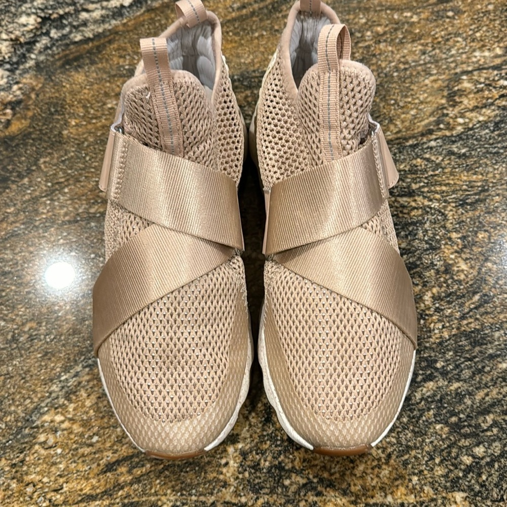 Sorel Women's size 8.5 Kinetic sneaker